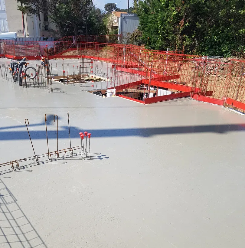 Dalle en béton fraîchement lissée avec attentes de ferraillage, chantier Atlas Construction à Saint-Aygulf