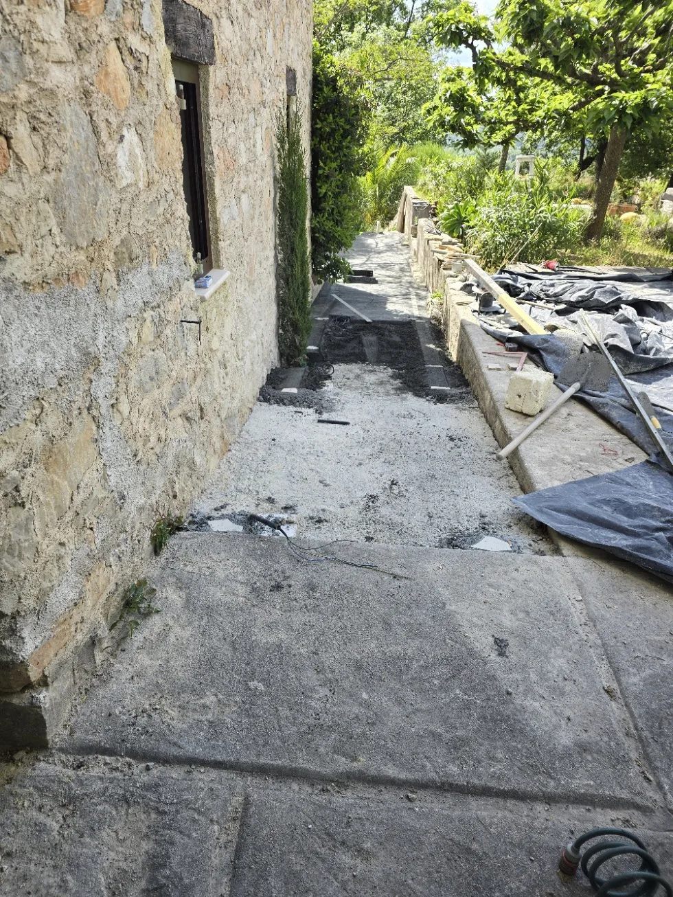 Reprise d'une façade en pierre et terrasse par Atlas Construction