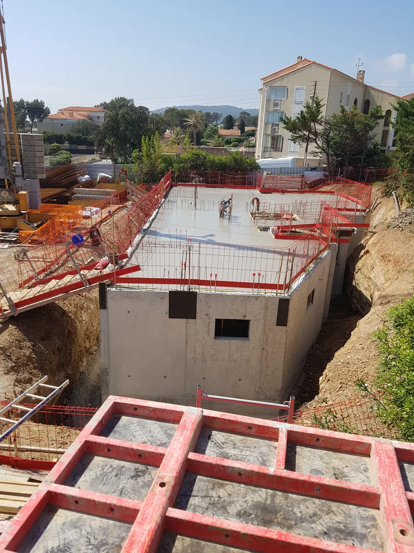 Gros œuvre : sous-sol en béton banché et dalle fraîchement coulée, chantier Atlas Construction à Saint-Aygulf