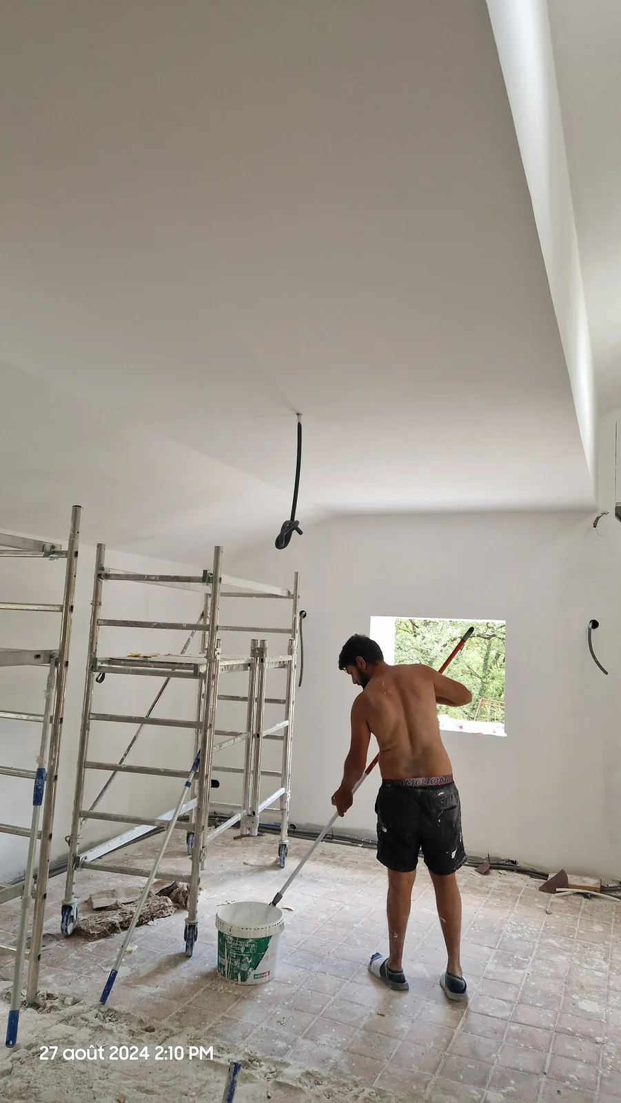 Grande pièce de vie sous charpente en cours de finition, rénovation par Atlas Construction