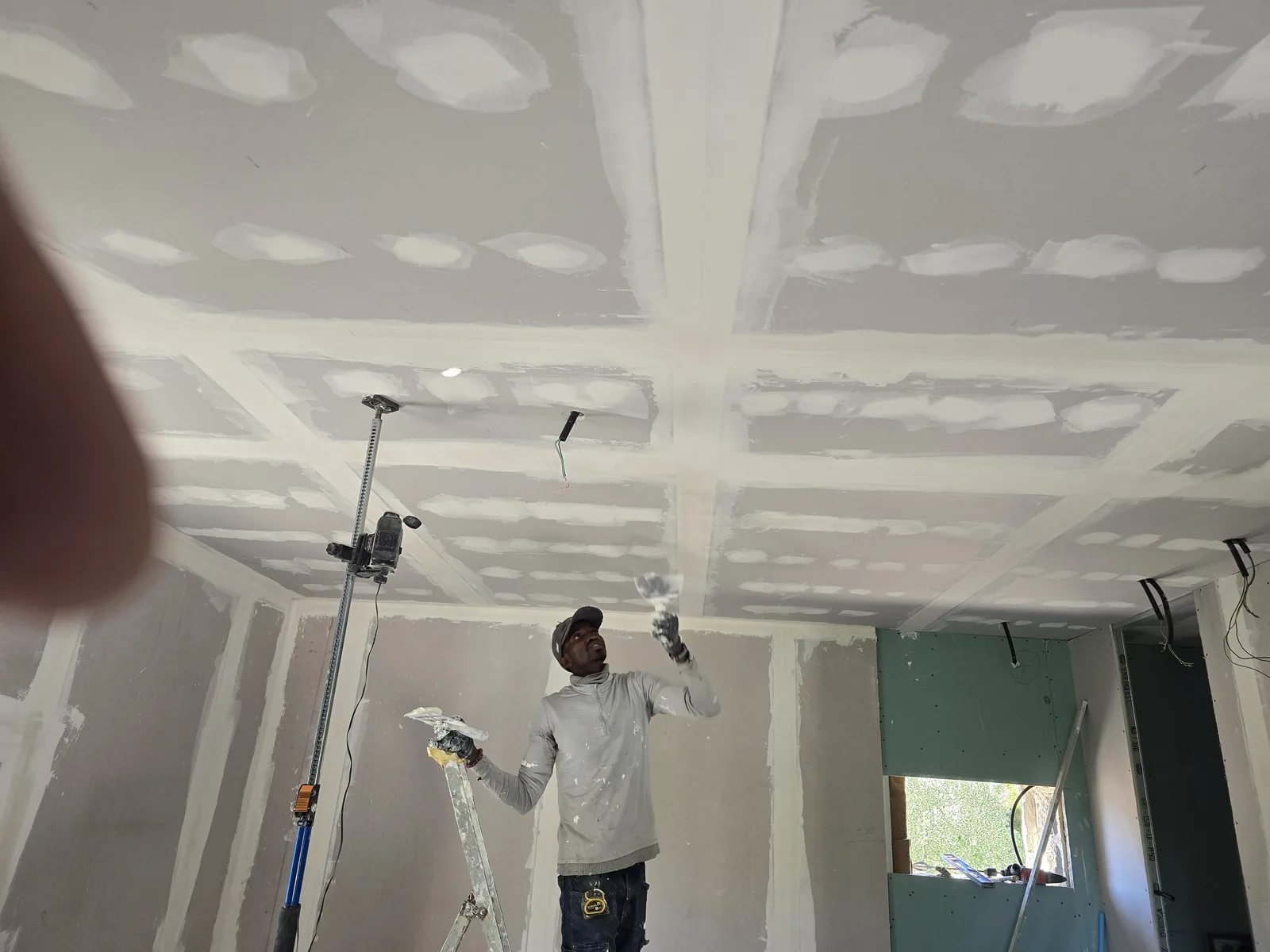 Plafond en plaques de plâtre, bandes et enduits réalisés par Atlas Construction