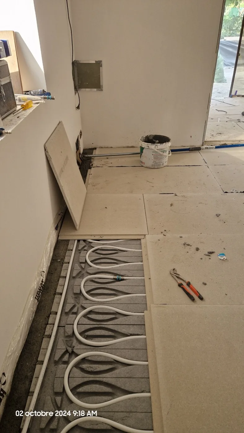 Plancher chauffant et réseaux installés par Atlas Construction lors d'une rénovation de villa