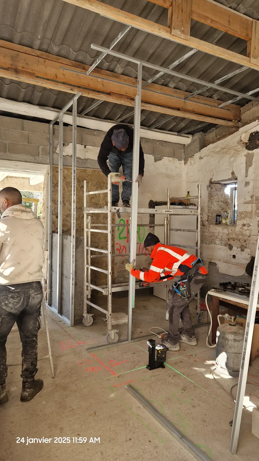 Rénovation intérieure d'un mas en pierre, pose de cloisons et de structure par Atlas Construction