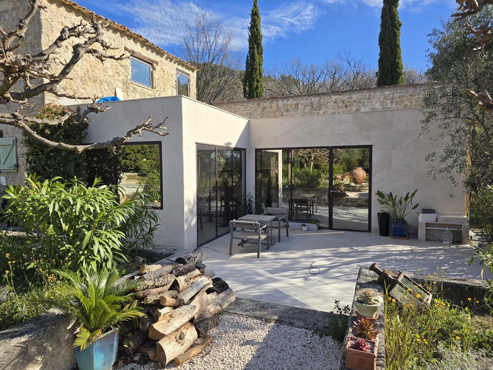 Maison rénovée par Atlas Construction, grandes baies vitrées et terrasse, dans les Alpes-Maritimes